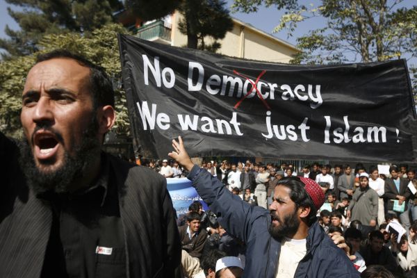 Demonstraci zahájila zpráva o spálení Koránu. Demonstraci zahájila zpráva o spálení Koránu.